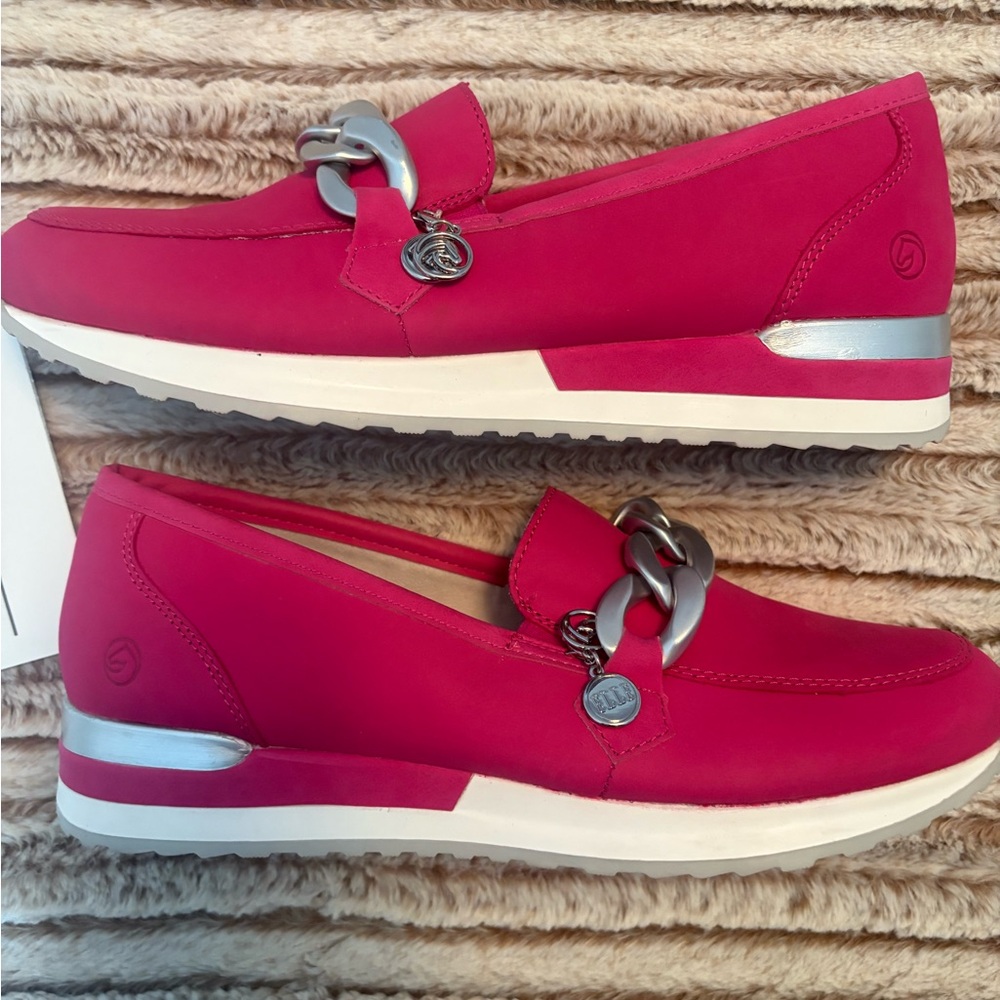 Remonte Fuchsia Loafers with Silver Chain - Picture 3 of 6